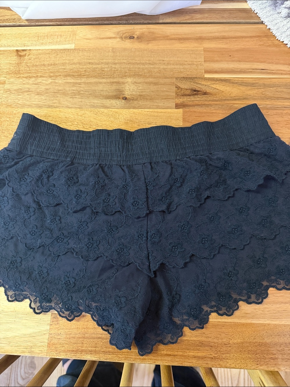 Size Medium Abercrombie & Fitch ruffle shorts navy blue - Picture 4 of 4